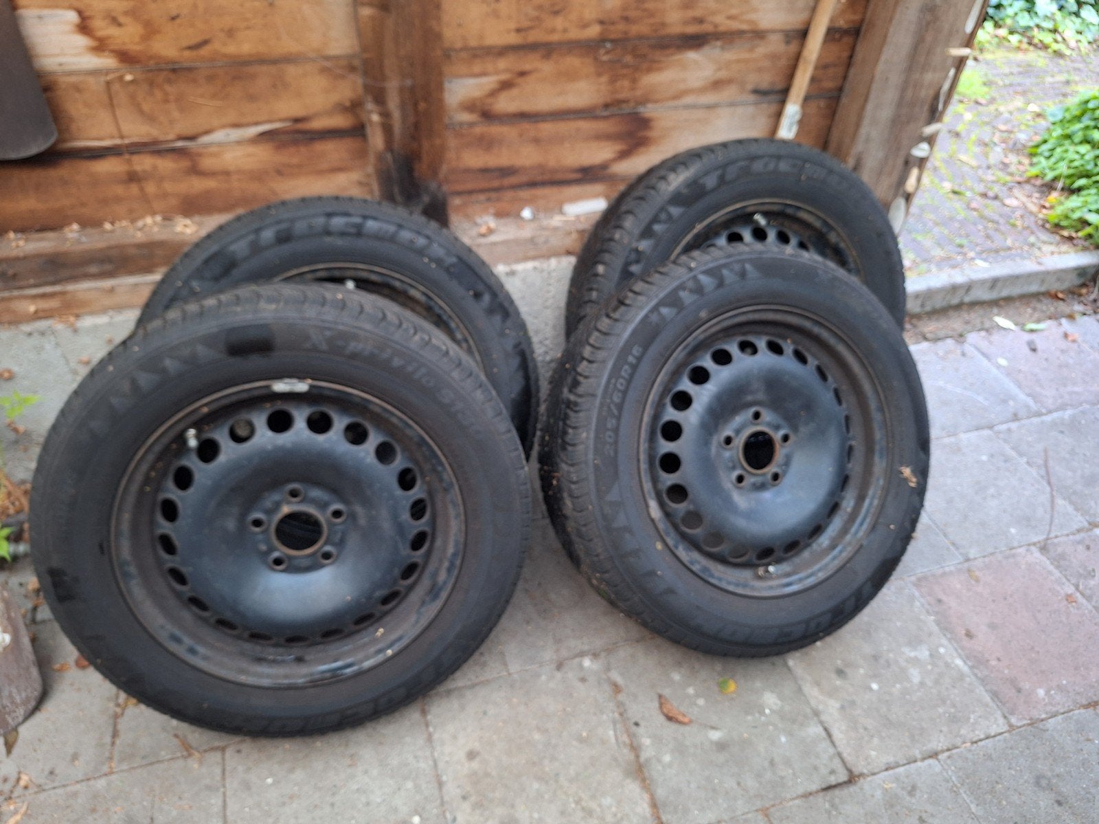Winterbanden op stalen velgen 205/60R16, Auto-onderdelen, Ophalen, Gebruikt, 16 inch, Banden en Velgen