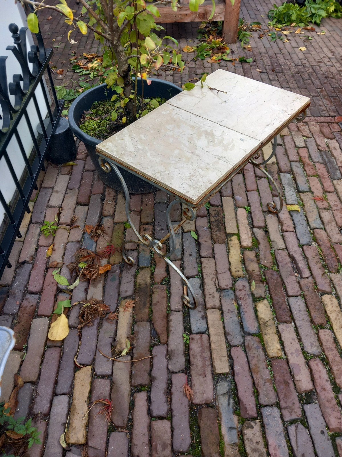 Vintage tafeltje met marmeren blad en smeedijzeren onderst, Ophalen