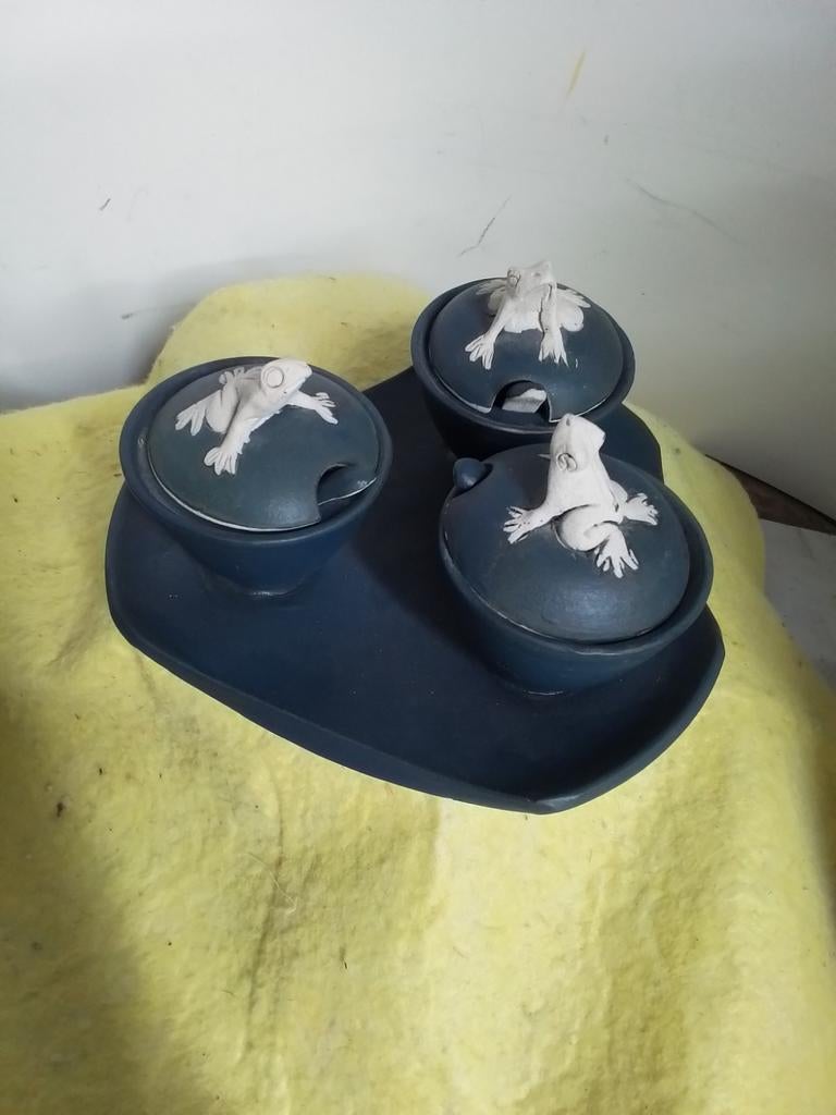 4593) mooi sauzen of kruiden  serveer set met kikkers, Ophalen of Verzenden
