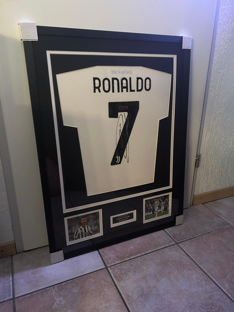 Ingelijst en gesigneerd Juventus shirt Cristiano Ronaldo COA, Verzamelen, Sportartikelen en Voetbal, Ophalen of Verzenden, Zo goed als nieuw
