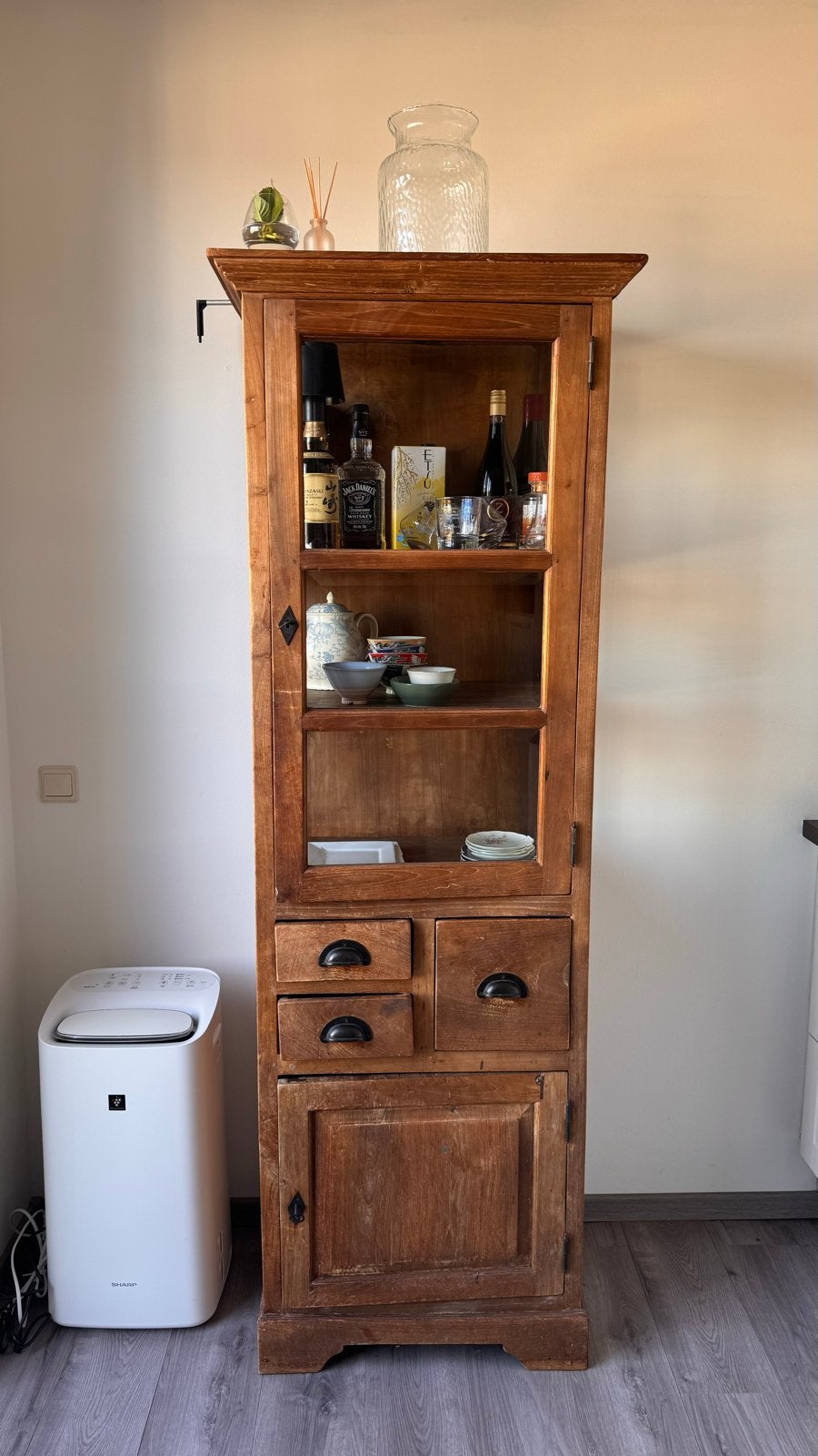 Vintage teak houten vitrinekast met lades en glazen deur, Huis en Inrichting, Kasten | Vitrinekasten, Ophalen, 25 tot 50 cm, 50 tot 100 cm