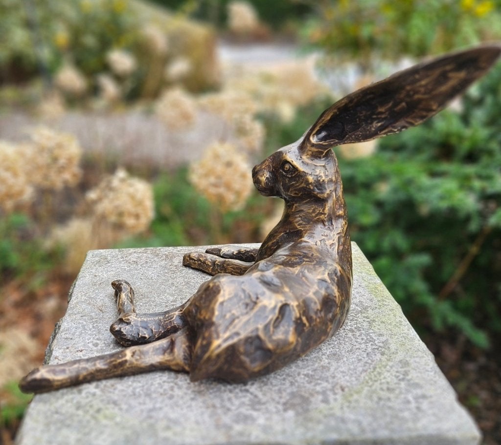 LIGGENDE HAAS/ BRONZEN TUINBEELDEN / HAAS / brons, Nieuw, Info@huisentuindecoratiemarie.nl, Huis en tuin decoratie marie, Dierenbeeld