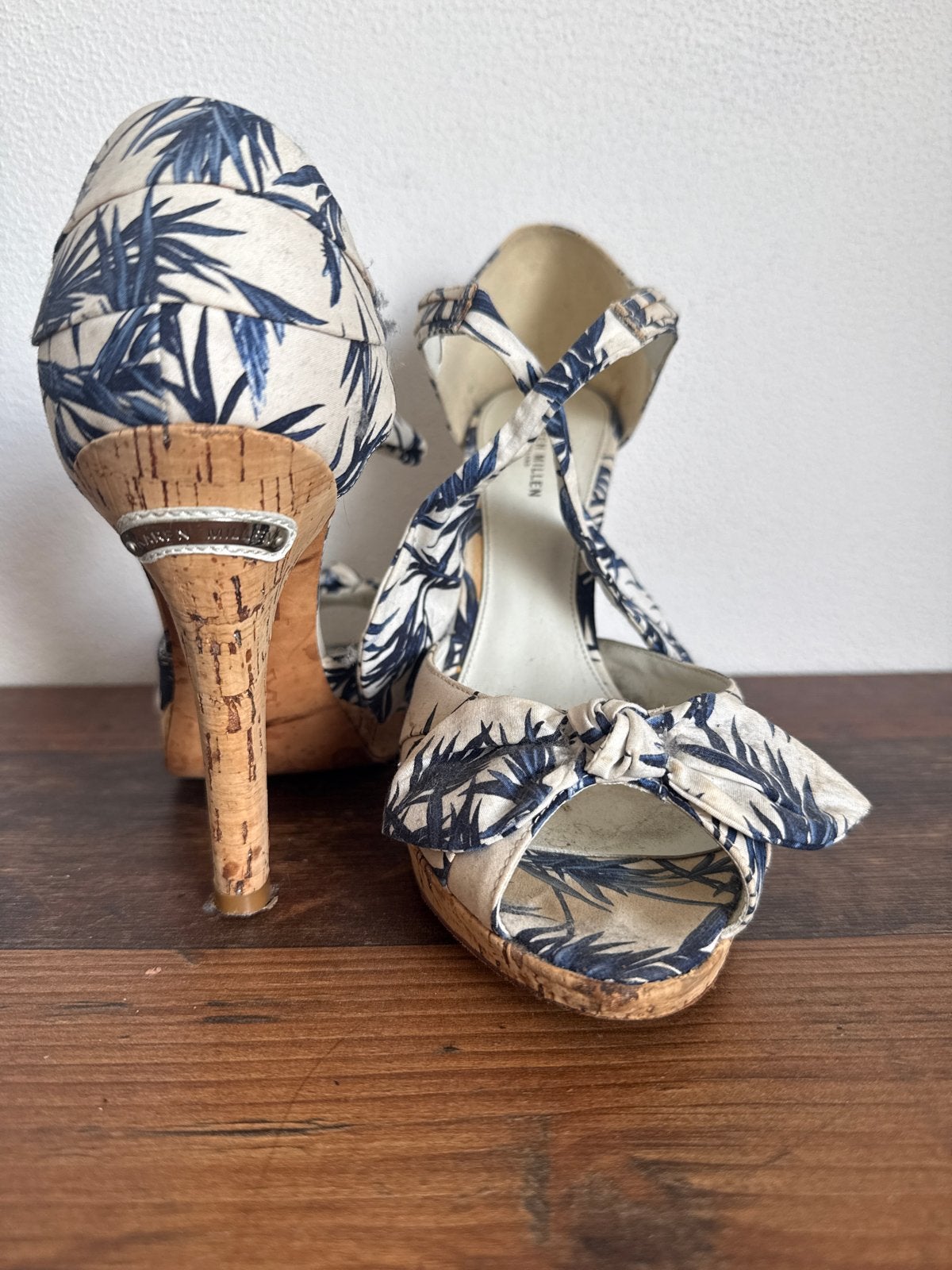 Karen Millen sandalen met kurk hak en tropische print, maat, Ophalen of Verzenden, Gedragen, Blauw, Sandalen of Muiltjes