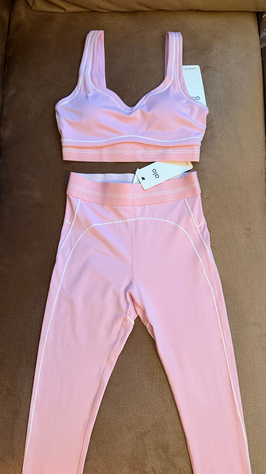 Alo Yoga Set Maat S - Nieuw met kaartjes, Nieuw, Ophalen of Verzenden, Roze, Maat 36 (S)