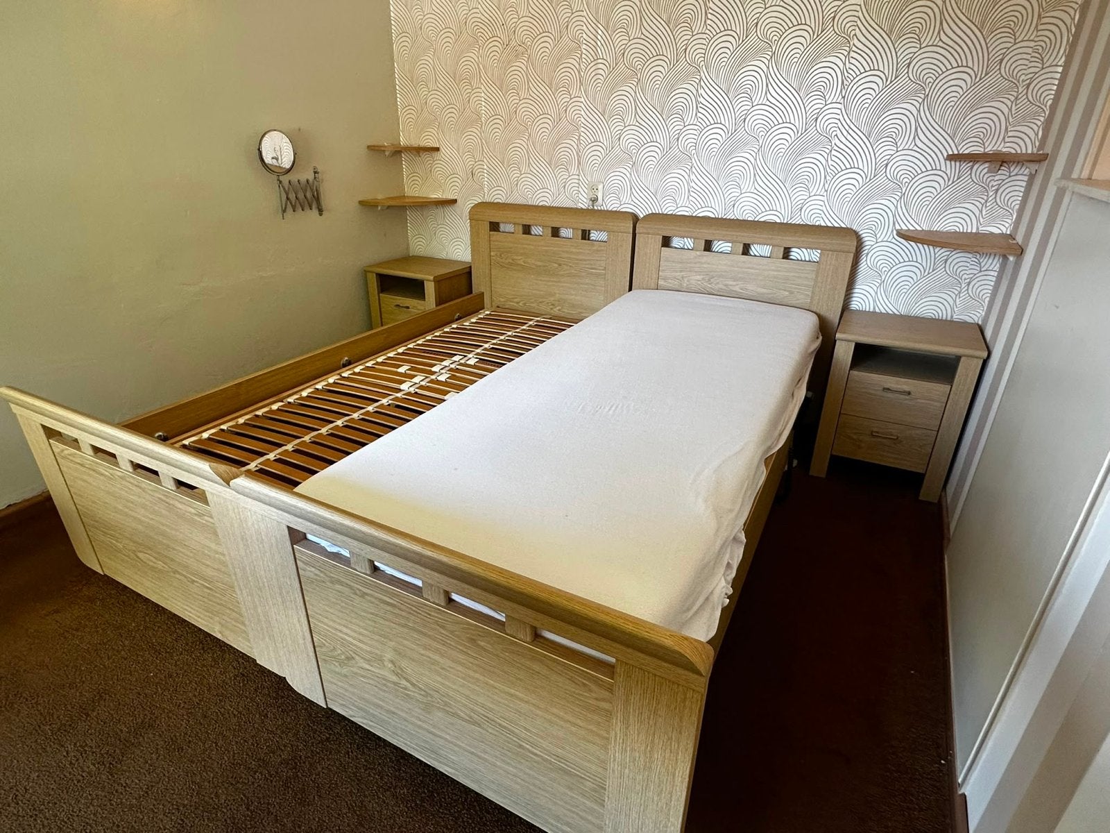 Tweepers bed elec. verstelbare lattenbodems en nachtkastjes, Ophalen, Beige, Tweepersoons, 180 cm