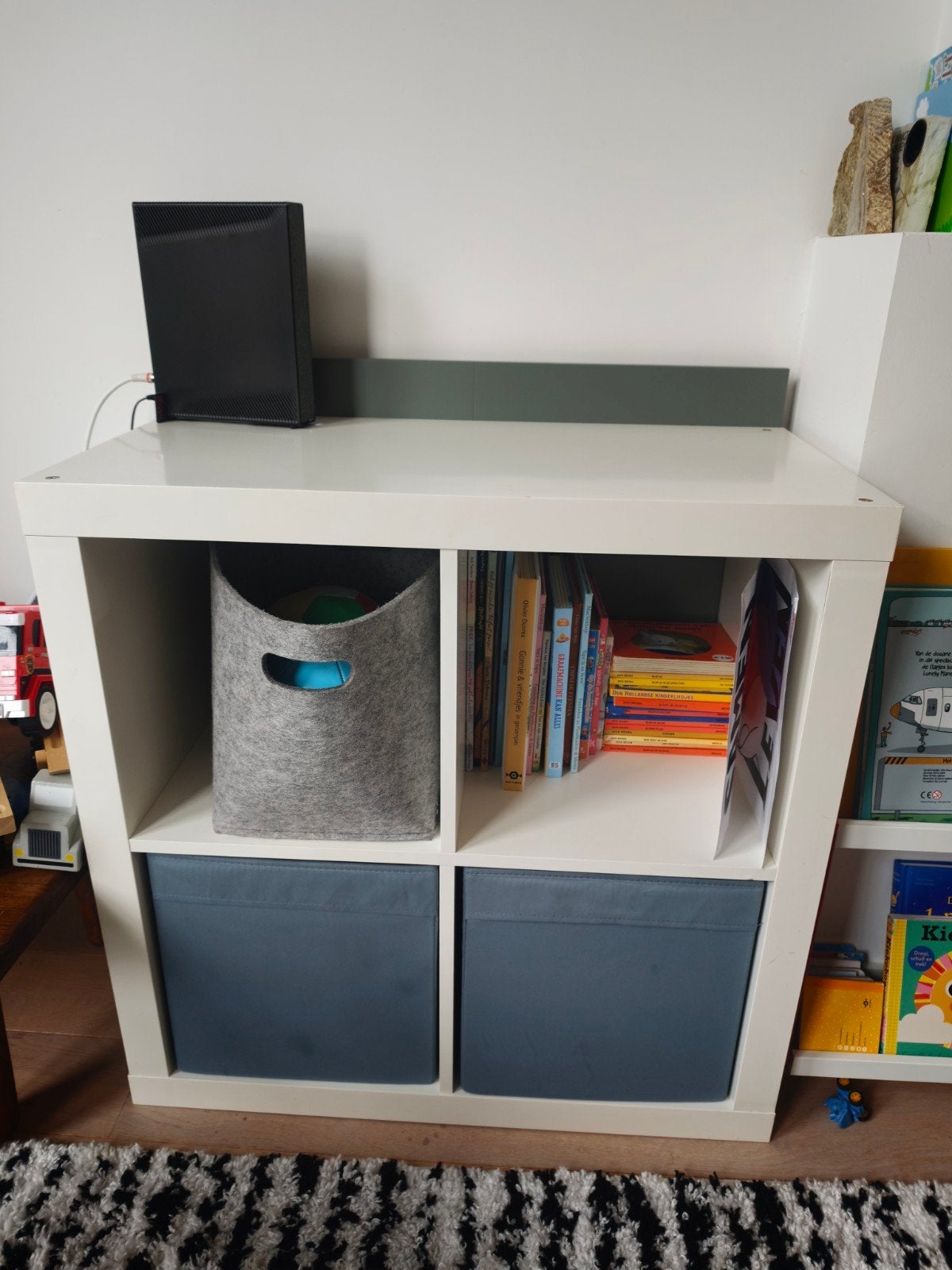 2x IKEA Kallax 2x2 vakkenkasten met blauwe panelen en mandje, Ophalen, Gebruikt, Scandi, 50 tot 100 cm