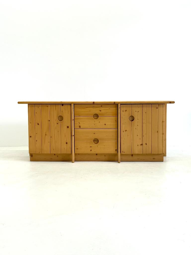Grenenhout dressoir van Charlotte Perriand voor Les Arcs, Ophalen