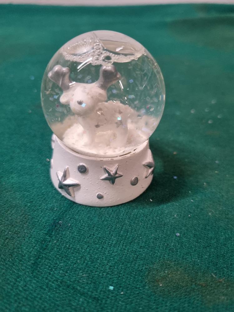 sneeuwbol klein met hert, Diversen, Kerst, Ophalen of Verzenden, 'T Olde Gre-j, Info@toldegrej.nl, Endepoelstraat 20f Didam