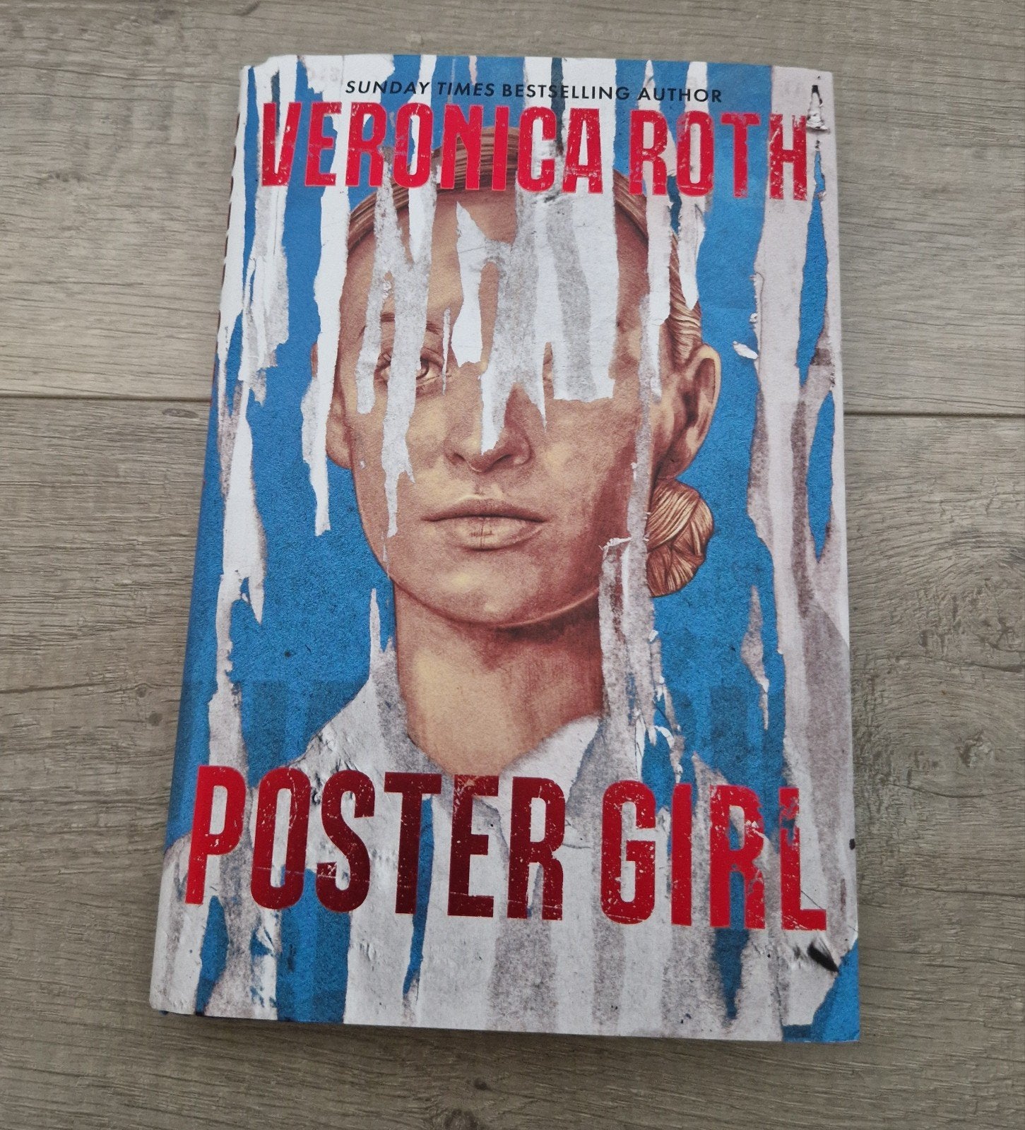 Fairyloot boek poster girl veronica roth engels gesigneerd, Boeken, Ophalen of Verzenden, Zo goed als nieuw