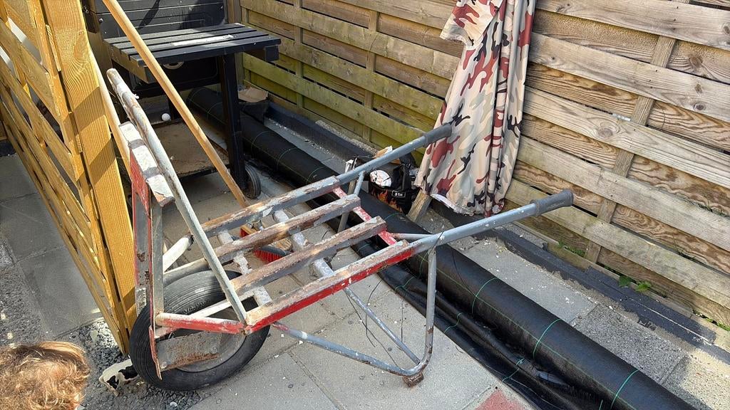 Tegel kruiwagen, Ophalen, Zo goed als nieuw