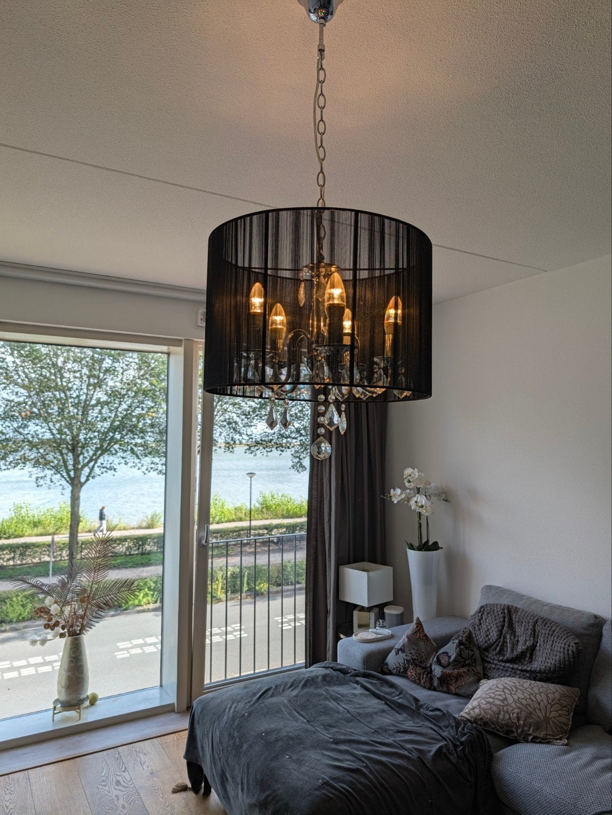 Moderne Zwarte Kroonluchter met Kristallen en Stoffen Kap, Ophalen, Zo goed als nieuw, Modern, Glamour, Metaal
