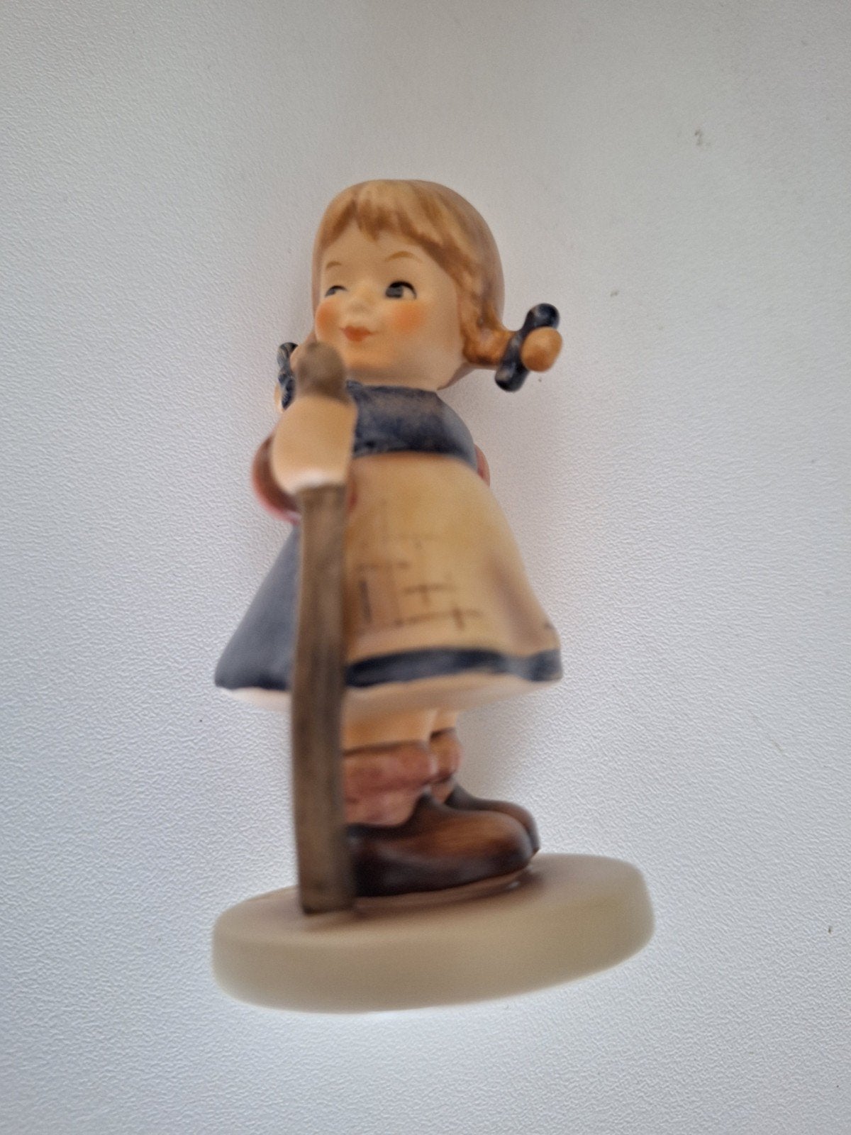 Goebel Hummel Beeldjes: 'Pixie' en 'Scamp' (2 stuks), Verzamelen, Poppetjes en Figuurtjes, Zo goed als nieuw, Ophalen of Verzenden