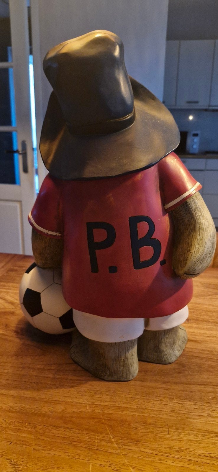 Gesigneerd houten beeld Paddington Bear met voetbal, 46 cm, Ophalen of Verzenden, Gebruikt, Dier