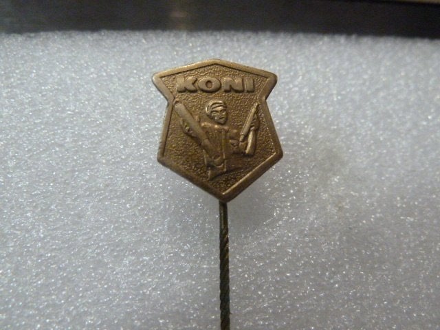 Vintage Koni Speldje - Klassiek Auto Onderdeel Merk, Verzamelen, Ophalen of Verzenden, Gebruikt, Merk, Speldje of Pin