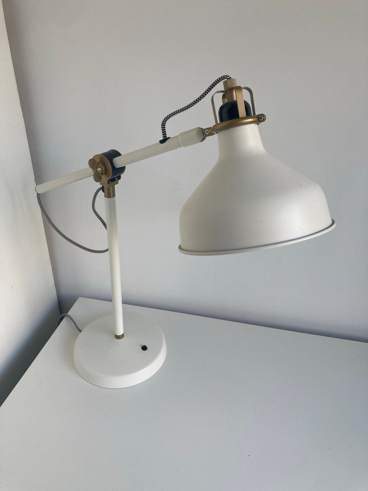 Witte bureaulamp met verstelbare arm en gouden details, Ophalen, Overige merken, Wit, E27 (groot)