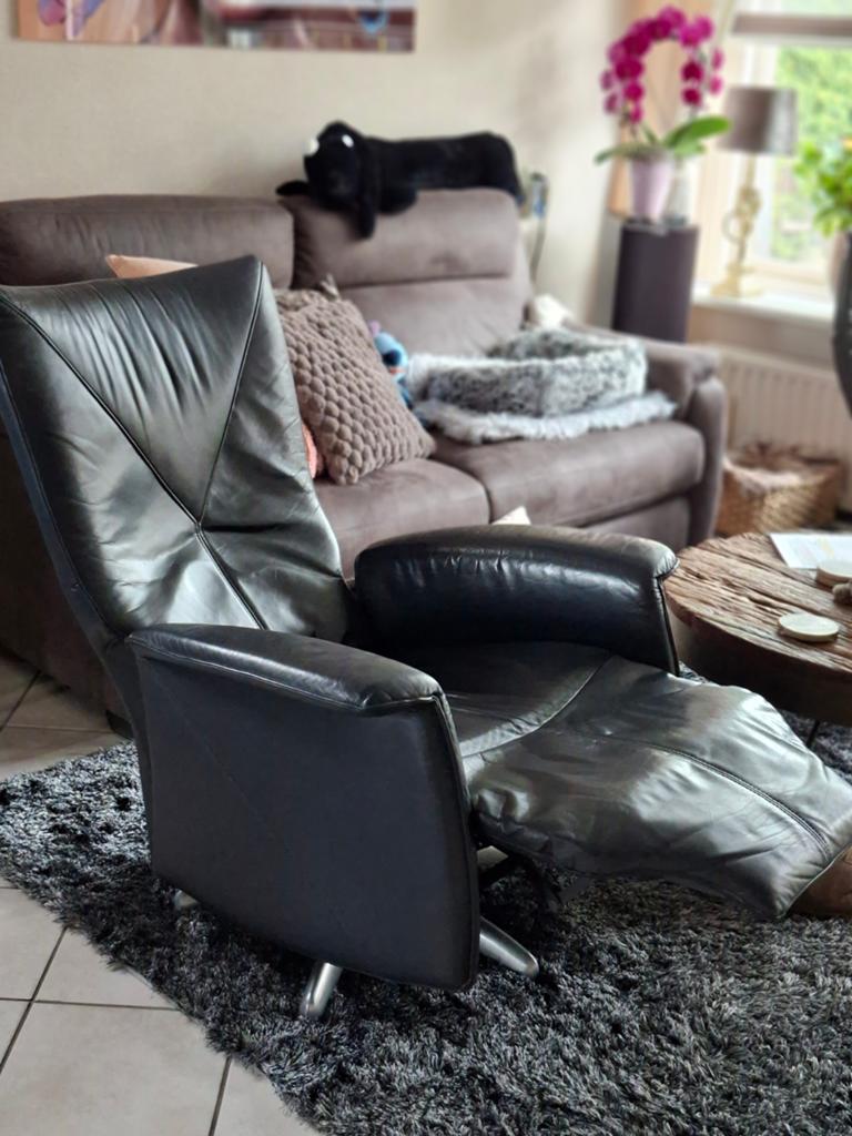 Comfortabele niet-elektrische draaistoel relaxstoel, Huis en Inrichting, Fauteuils, Gebruikt, Leer, 75 tot 100 cm, 75 tot 100 cm