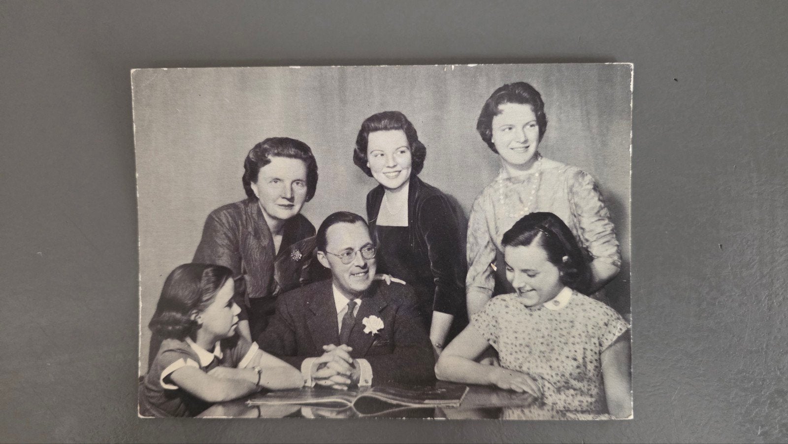 Foto Koningin Juliana met gezin, gemaakt in 1951, Ophalen of Verzenden, Zo goed als nieuw, Nederland, Kaart, Foto of Prent