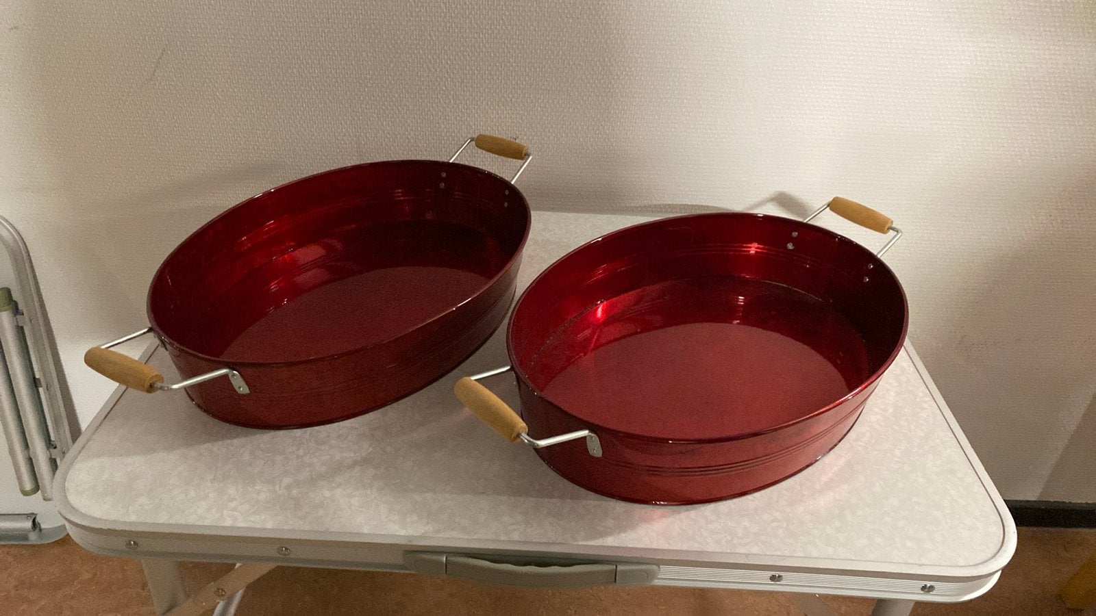 2x Zinken Dienblad Rood 41x28x7cm met Houten Handvatten, Ophalen, Met handvatten, Zo goed als nieuw, Metaal
