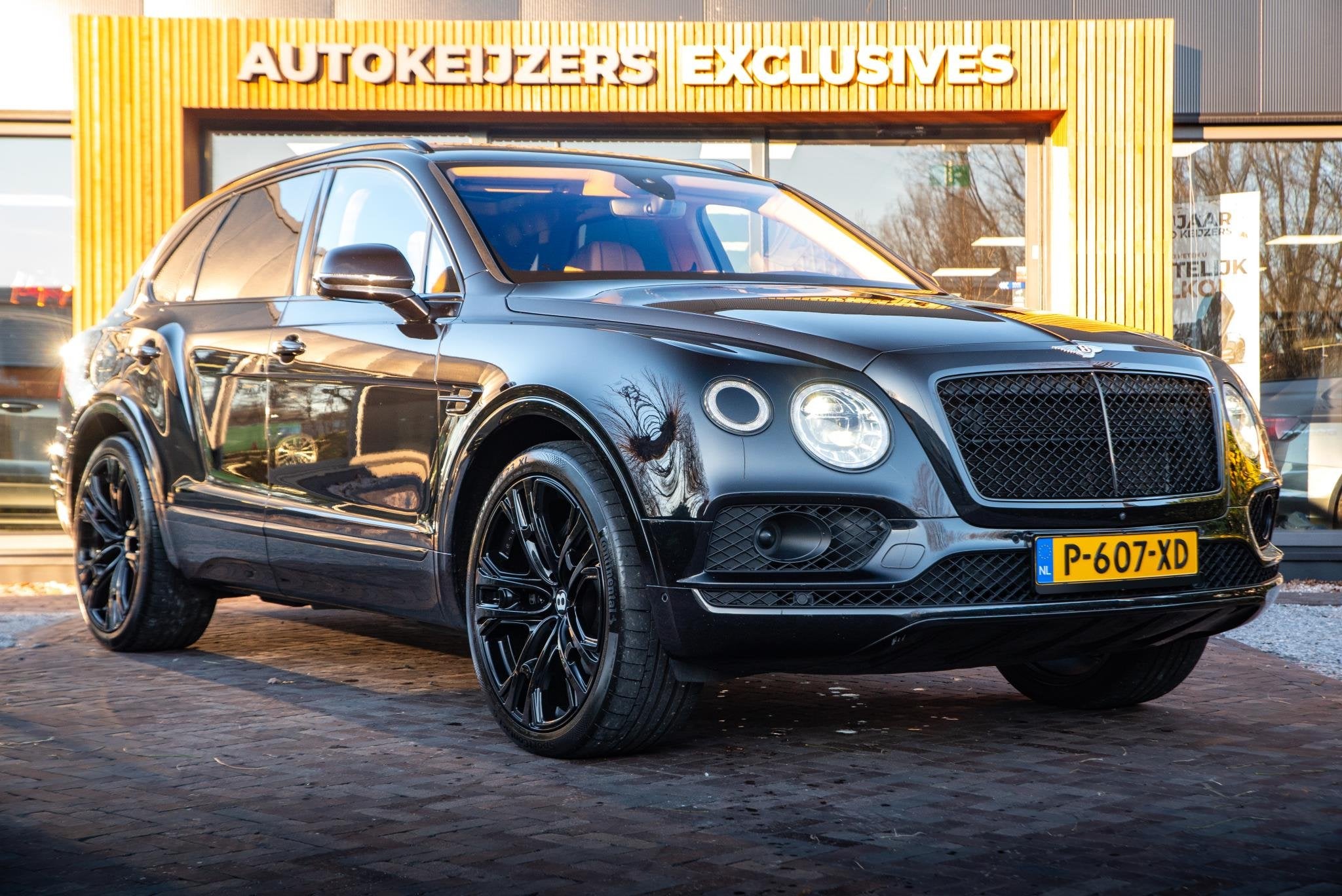 Bentley Bentayga 6.0 W12 black on black Panodak Leer Massage, Auto's, Automaat, Bentayga, Gebruikt, Euro 6
