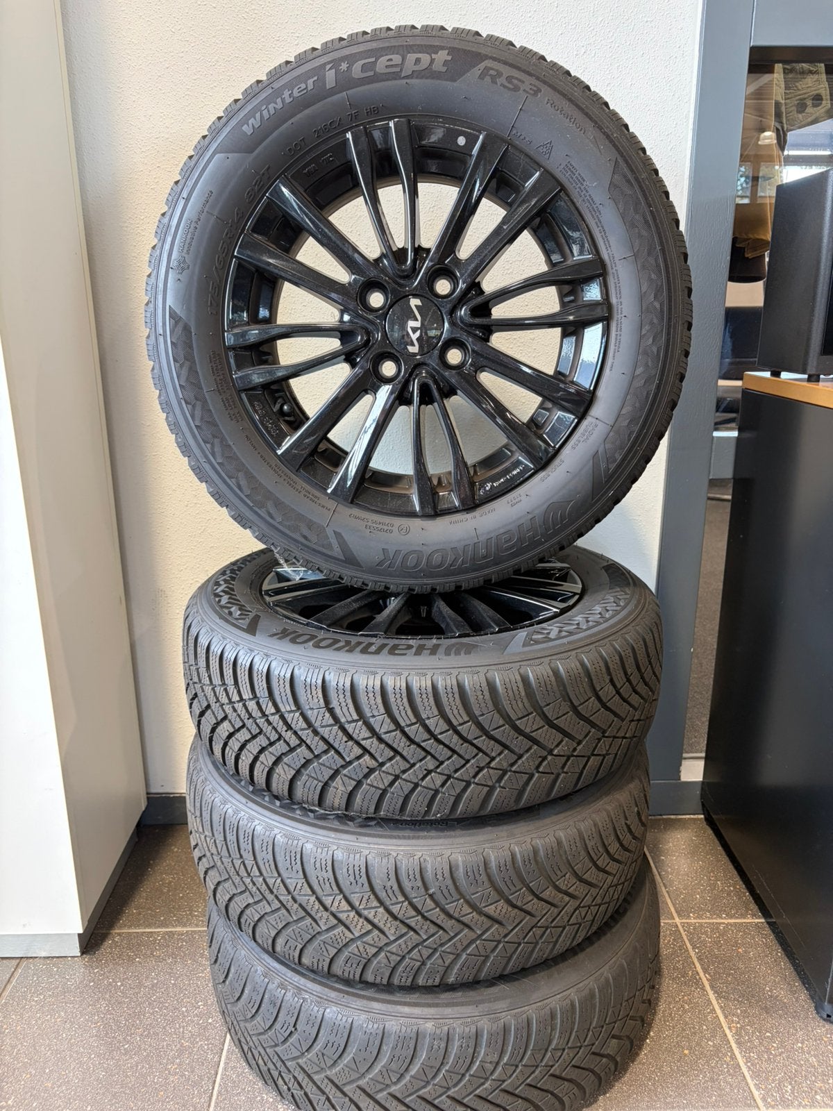 Winterbanden winterset Kia Picanto LMV Glans zwart, Auto-onderdelen, 14 inch, Gebruikt, 175 mm, Banden en Velgen