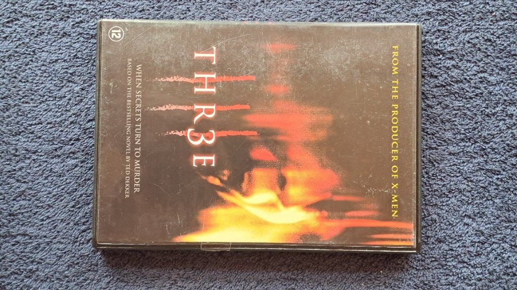 Three, Vanaf 16 jaar, Ophalen of Verzenden, Zo goed als nieuw, Actiethriller