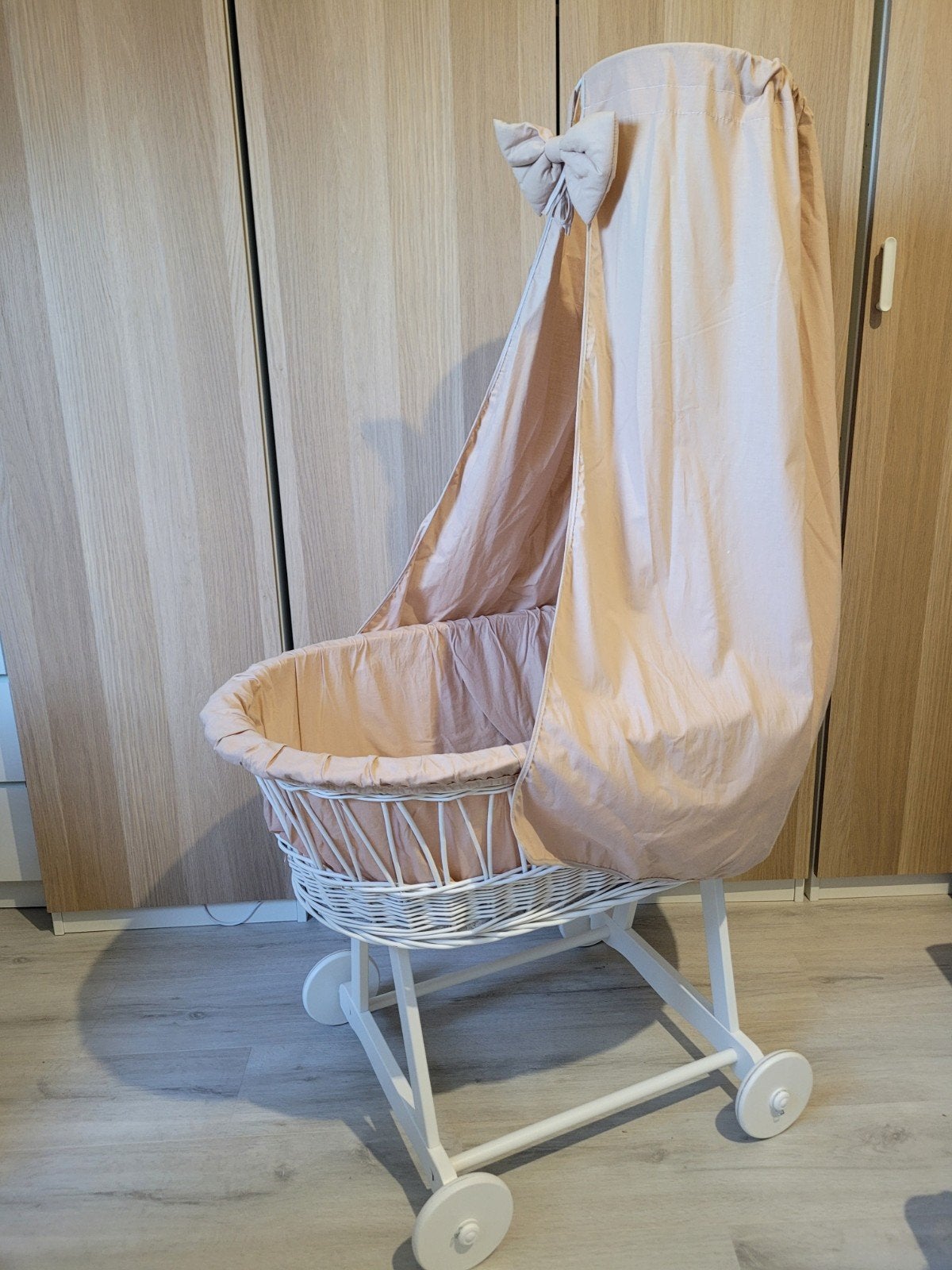 Witte rieten wieg met beige bekleding en matrasje, Ophalen, Zo goed als nieuw, Wieg