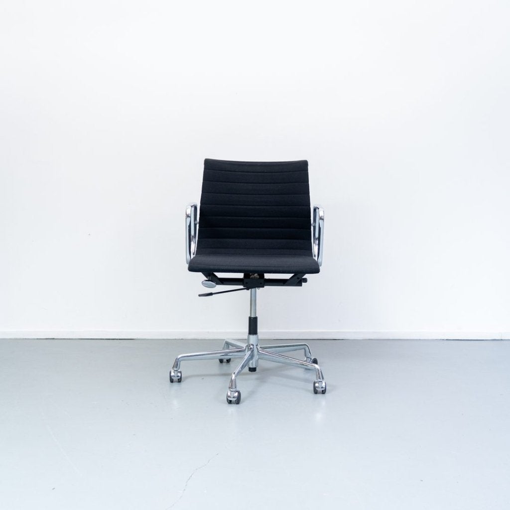 Vitra EA 117 Bureaustoel Zwart Hopsak - Gepolijst, Niet ingevuld, Zo goed als nieuw, Niet ingevuld, Niet ingevuld