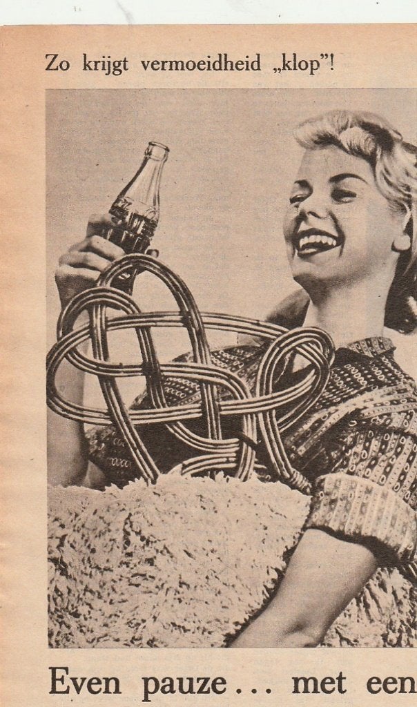 Retro reclame 1957 Coca-Cola frisdrank vrouw mattenklopper, Verzamelen, Retro, Overige typen, Verzenden