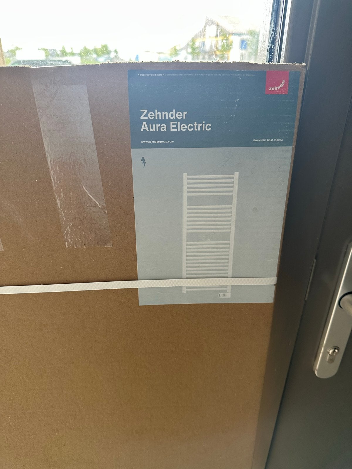 Zehnder Aura Electric handdoekradiator, Doe-het-zelf en Verbouw, Verwarming en Radiatoren, Ophalen, Nieuw, Radiator