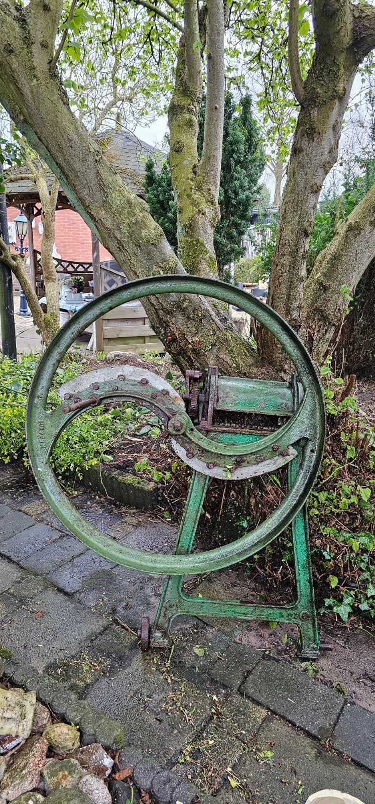 Antieke Hooisnijder / Hakselaar - Decoratief Tuinstuk, Ophalen