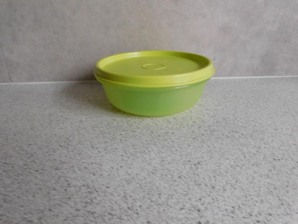 Tupperware Ruimteschaal 300 ml. Lime, Ophalen of Verzenden, Zo goed als nieuw, Beker of Kan