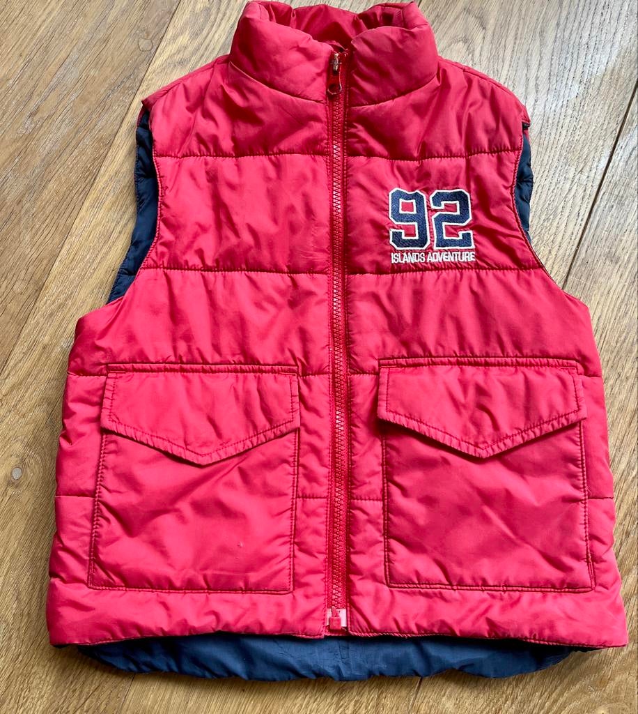 Rode warme bodywarmer United Colors of Benetton - maat 122, Ophalen of Verzenden, Gebruikt, Jongen, Jas