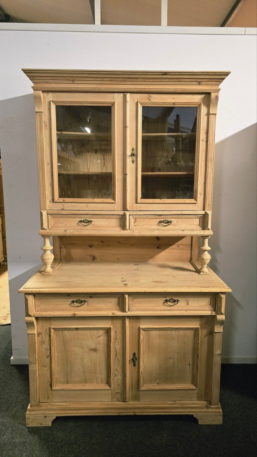 Antieke grenen buffetkast met vitrine en lades, Gebruikt, 100 tot 150 cm, 200 cm of meer, Met lade(s)