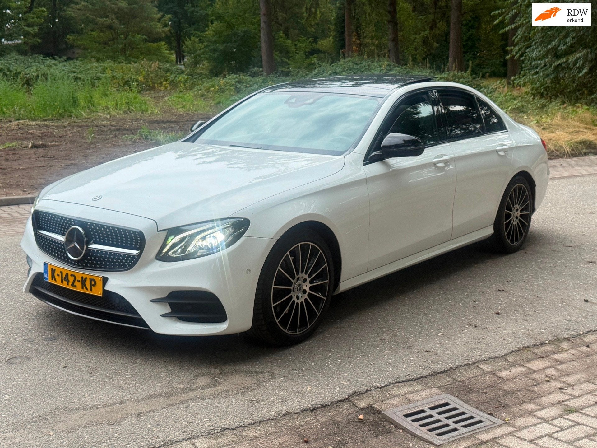 Mercedes-Benz E-klasse 220 d 4Matic AMG TV PANO WIT VOLL 201, Auto's, Gebruikt, Wit, Leder, Diesel