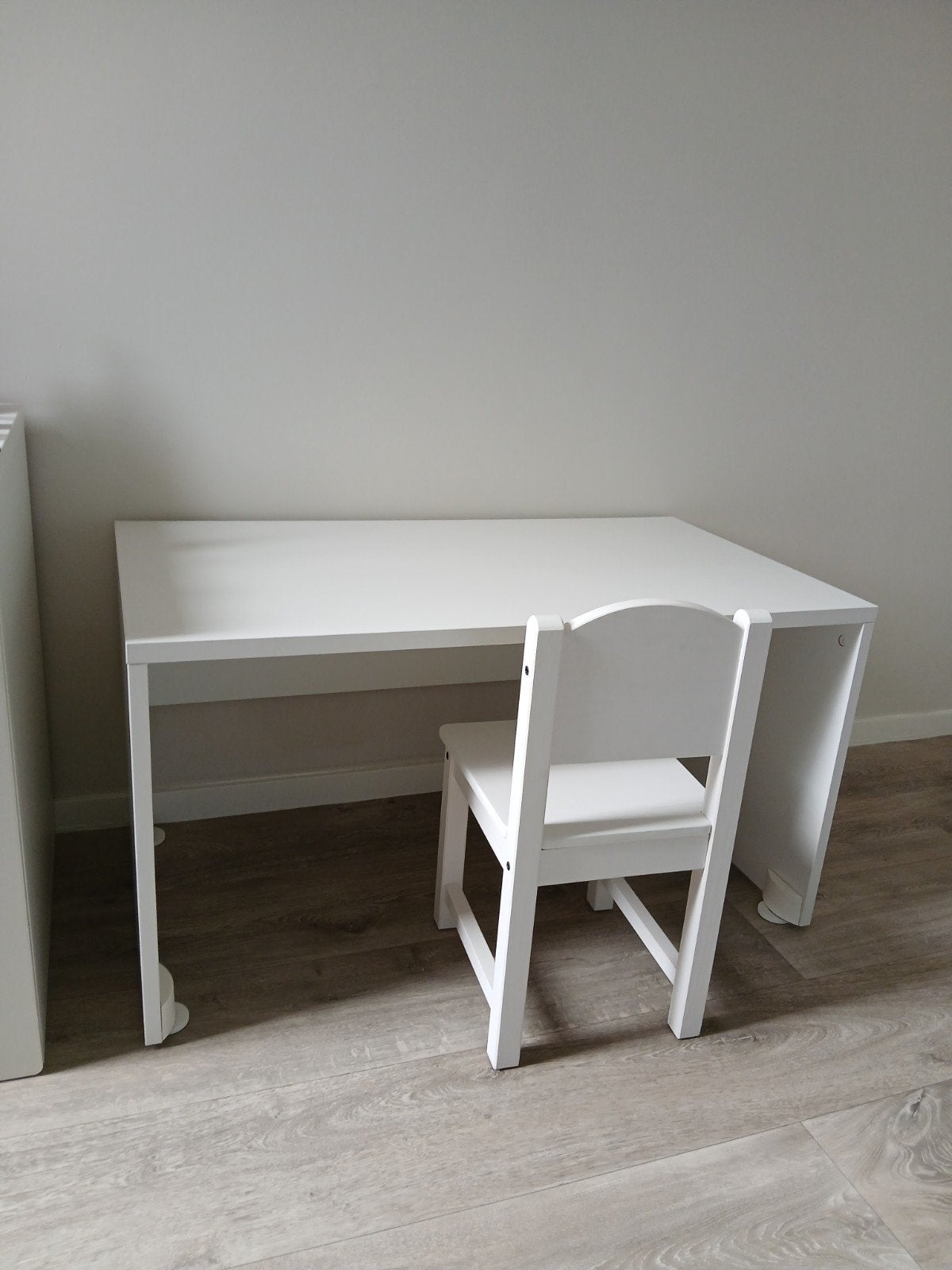 Ikea Smastad bureau + stoeltje (wit), Kinderen en Baby's, Ophalen, Zo goed als nieuw, Tafel(s) en Stoel(en)