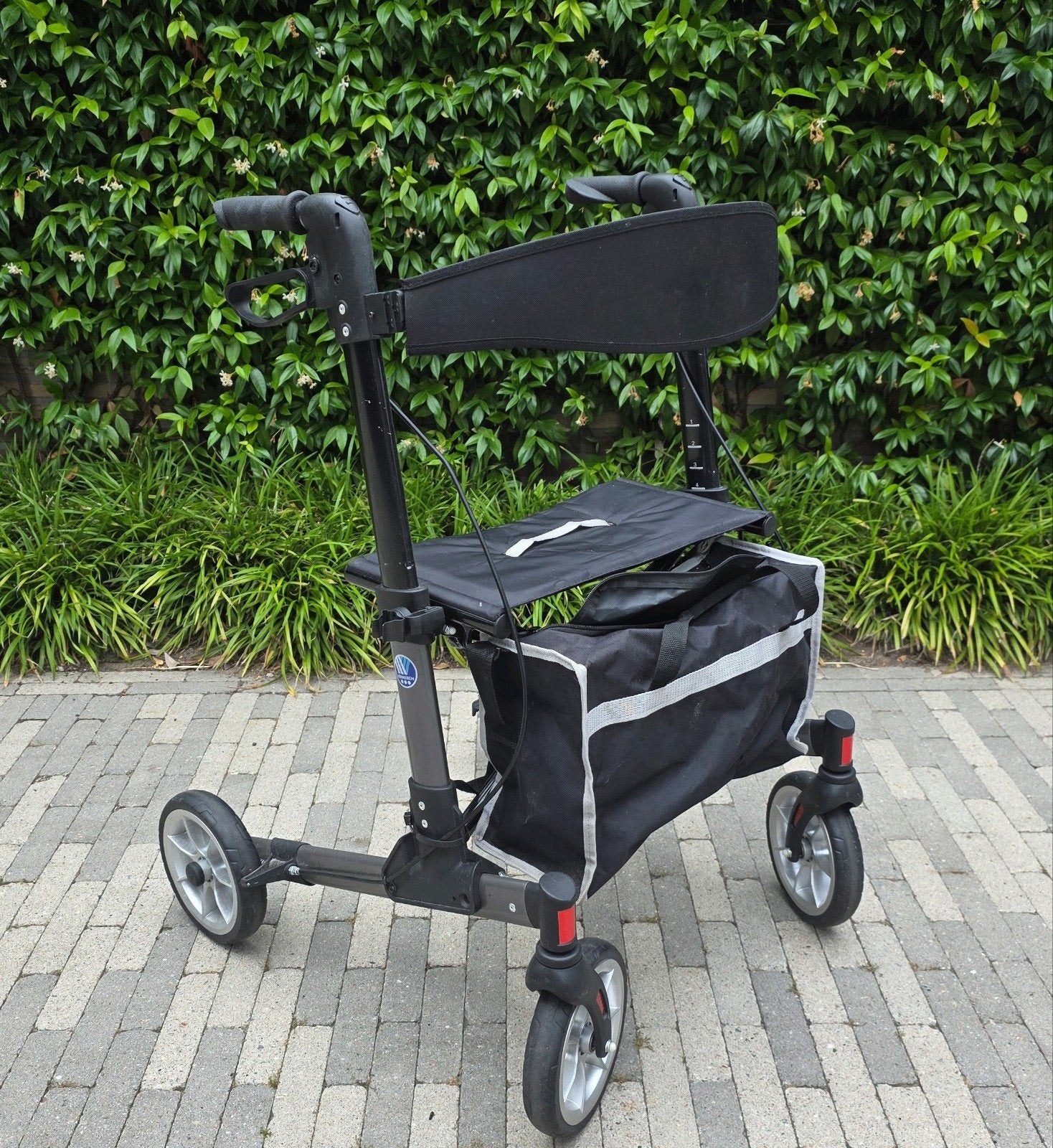 Lichte compact opvouwbare rollator "Quava" met tas, Ophalen, Opvouwbaar, Zo goed als nieuw
