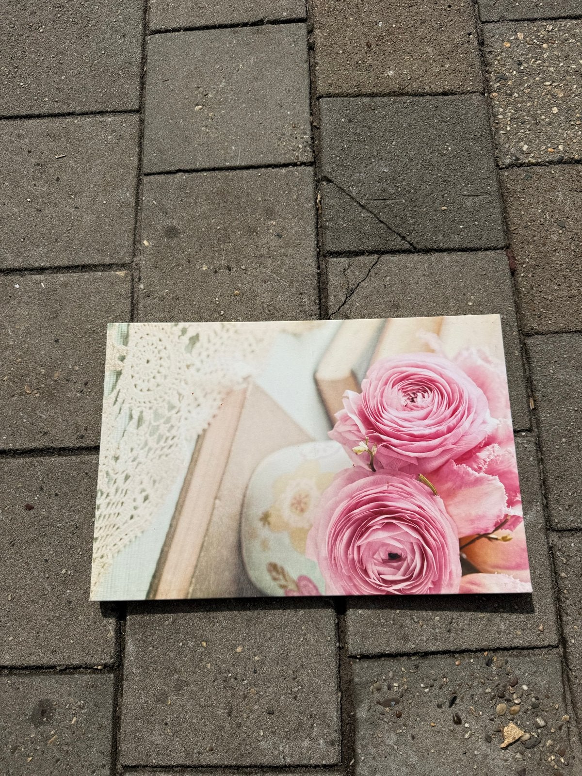Canvas schilderij met roze rozen en boeken, Minder dan 50 cm, Gebruikt, Ophalen of Verzenden, Print