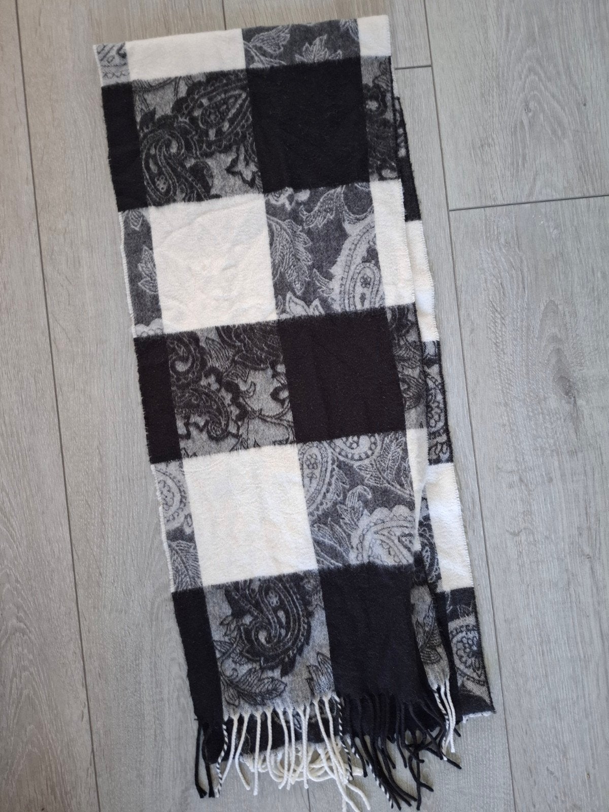 Zwart-witte sjaal met ruit- en paisleyprint, Ophalen of Verzenden, Zo goed als nieuw, Sjaal