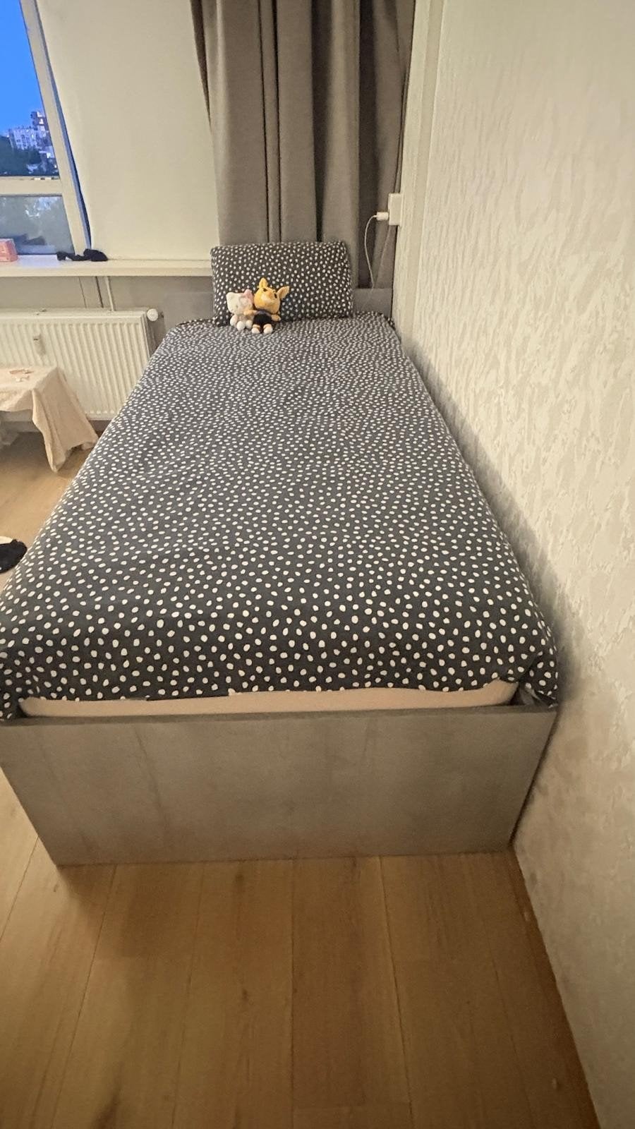 Eenpersoonsbed 90x200 cm met lades, Ophalen, 90 cm, Eenpersoons, Zo goed als nieuw