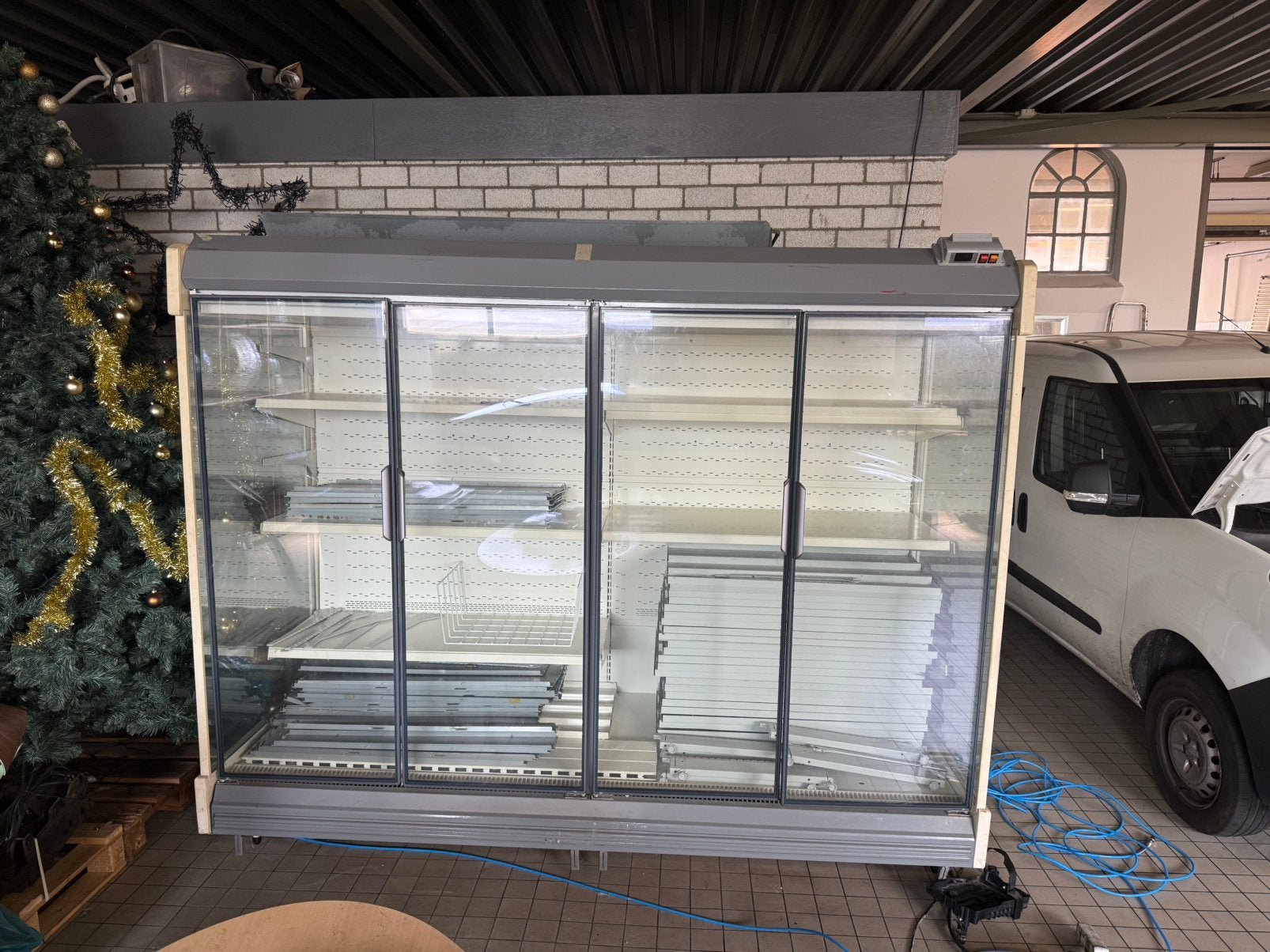 Professionele koelvitrine 4-deurs – 258 x 123 x 165 cm, Ophalen of Verzenden, Zo goed als nieuw, Metaal, Vogelkooi