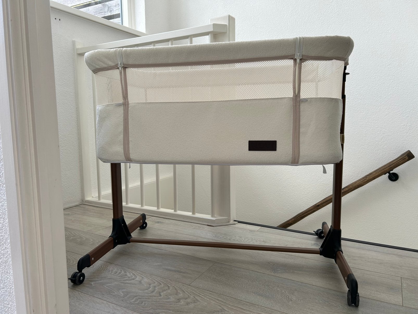 Co-Sleeper Novi Goodnight Premium Walnut/Boucle Beige, Ophalen, Zo goed als nieuw, Wieg