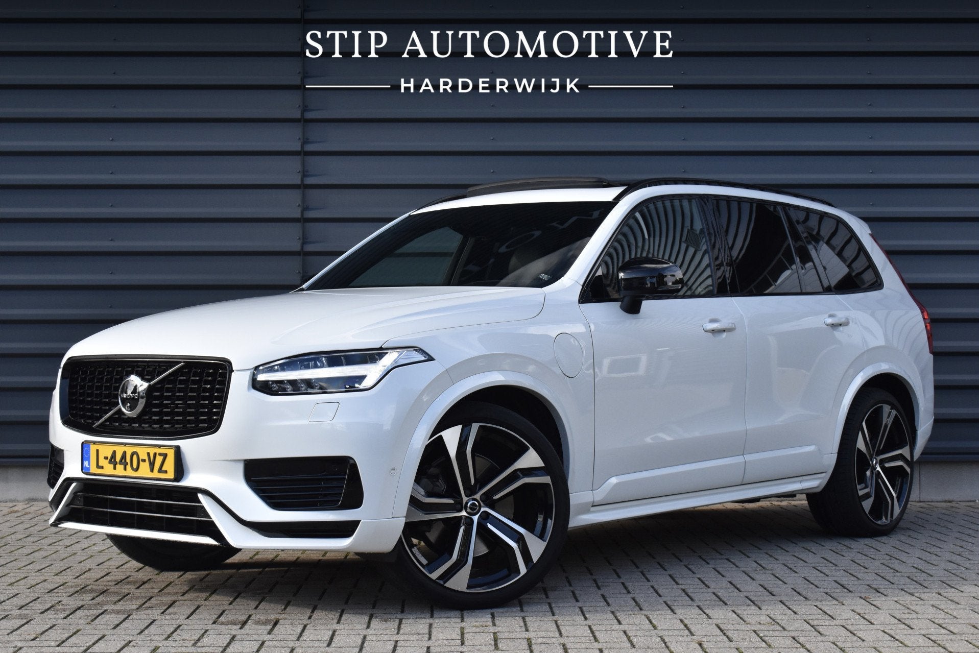 Volvo XC90 2.0 T8 Recharge AWD R-Design | Panorama | Bowers&, Gebruikt, 4 cilinders, Wit, Bedrijf
