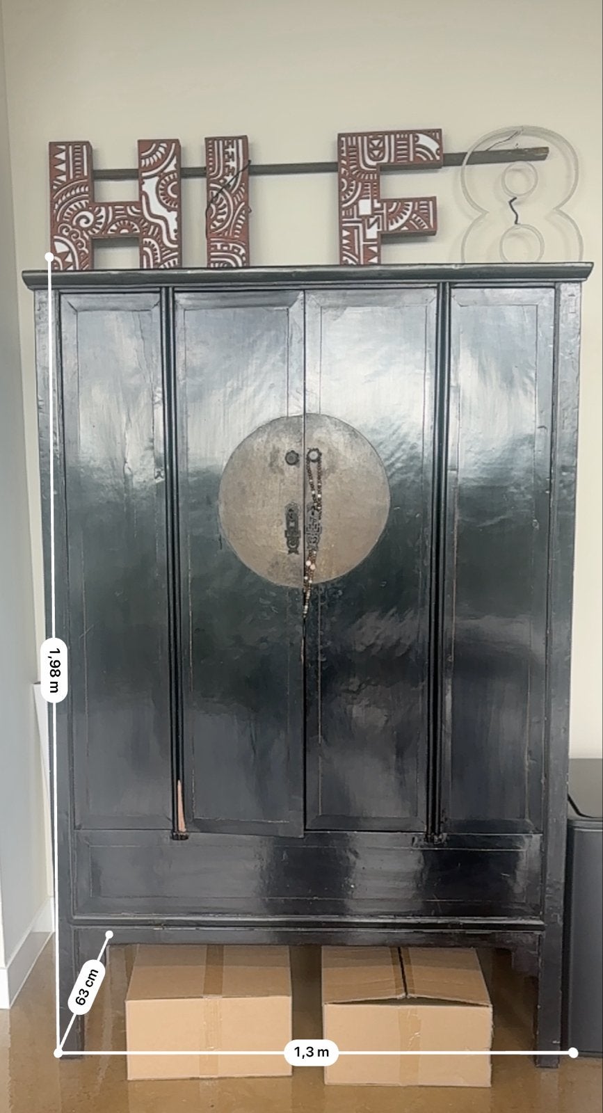 Antieke Chinese kast - Zwart gelakt met messing beslag, Antiek en Kunst, Ophalen