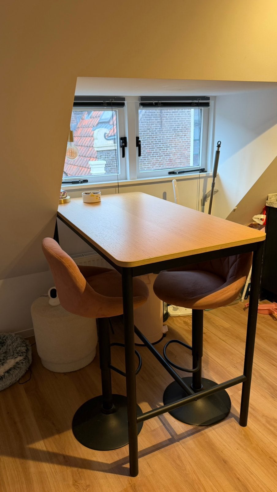 GRATIS - Bartafel IKEA met 2 roze velvet barkrukken, Ophalen, Zo goed als nieuw