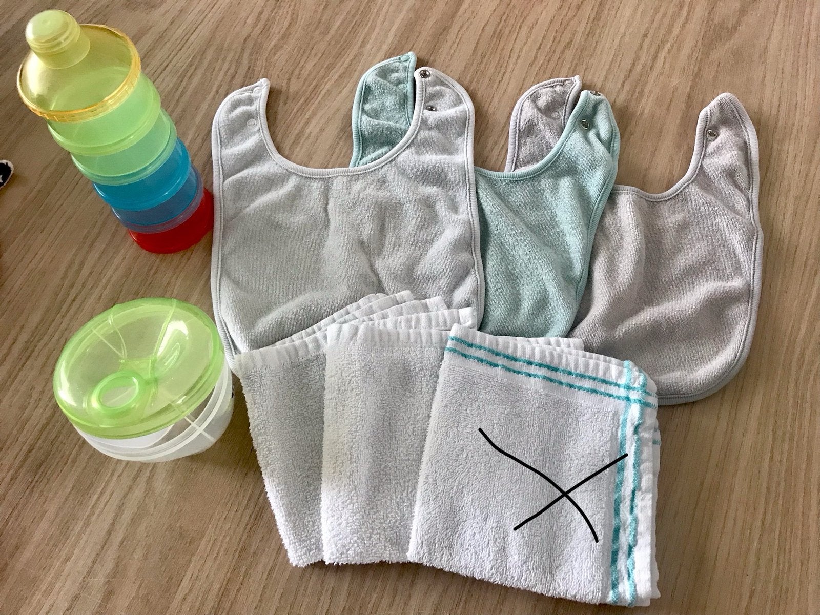 3 slabbers 2 spuugdoekjes voedingsbakjes, Kinderen en Baby's, Babyvoeding en Toebehoren, Ophalen of Verzenden, Zo goed als nieuw