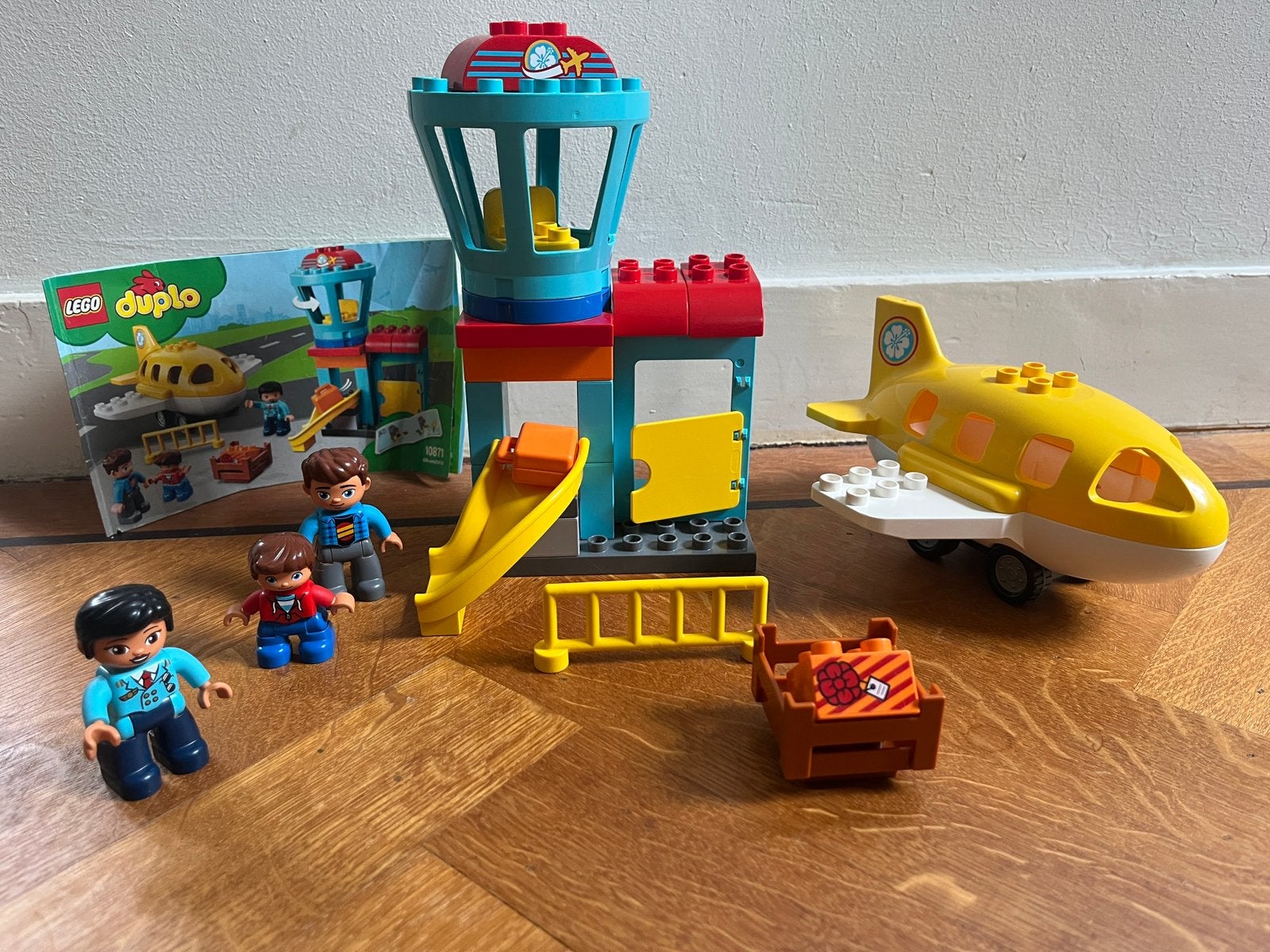 Duplo 10871 vliegveld met vliegtuig compleet met boekje, Ophalen, Zo goed als nieuw, Duplo