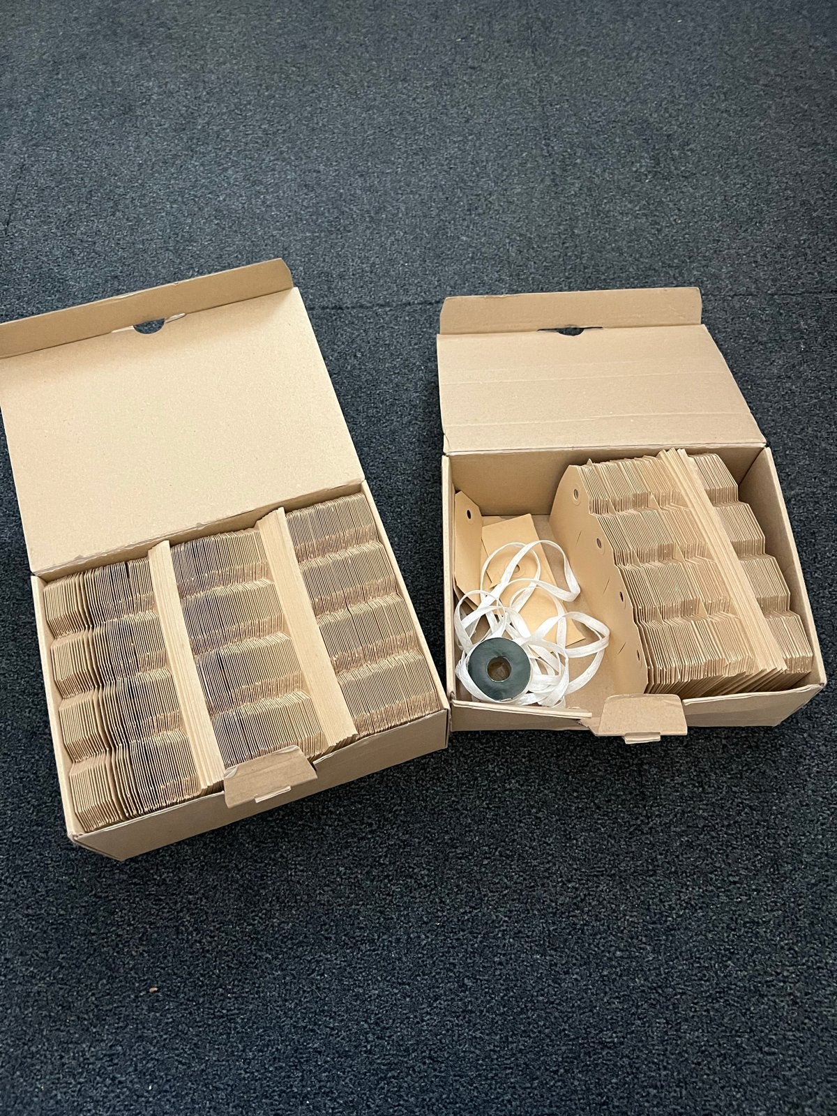 Kartonnen labels 40x80mm met lint - zo’n 1500 stuks, Ophalen of Verzenden, Nieuw