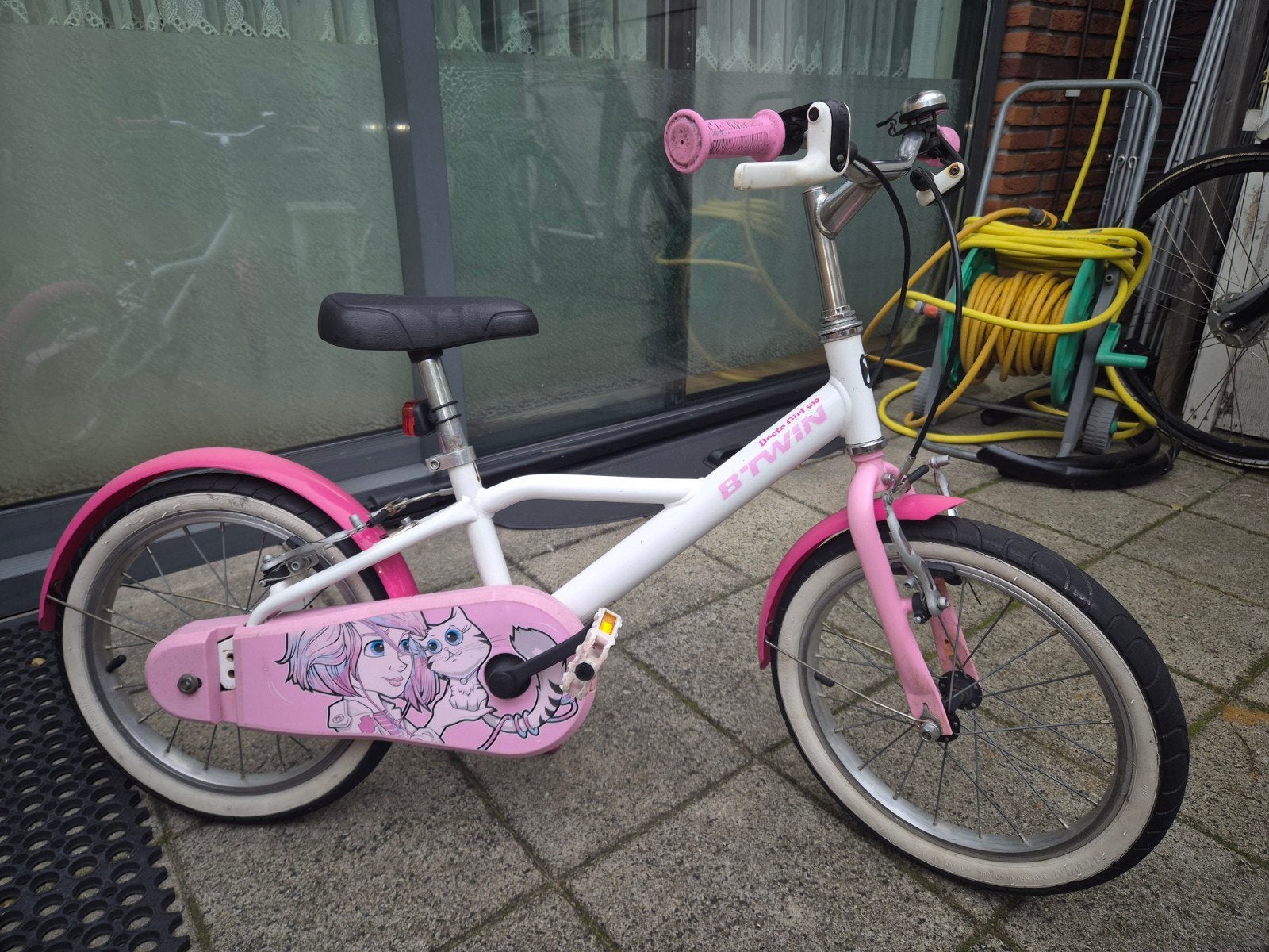 Meisjesfiets B'Twin 16 inch (4-6 jaar) roze/wit, Ophalen, Velgrem, B'Twin, 16 tot 20 inch