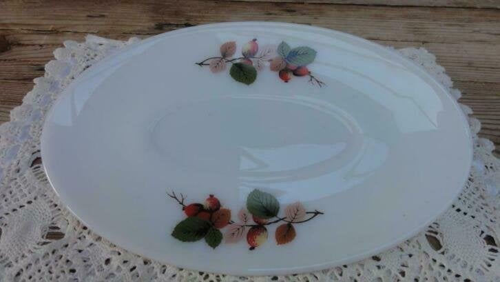 Vintage opaline schaaltje met rozenbottels, JAJ ENGLAND, Huis en Inrichting, Keuken | Servies, Gebruikt, -, -, Overige typen