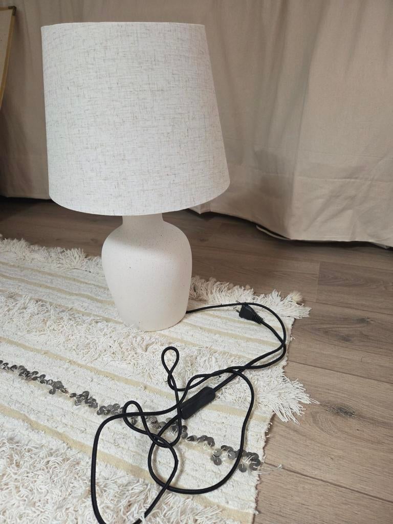 Tafellamp met linnenkap en stenen voet, Ophalen